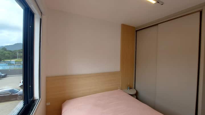 Uzamykateľné skrinky, nová posteľ (veľká manželská posteľ), vankúše, posteľná bielizeň, uteráky do vane a na tvár, prikrývka. Zatemnenie.