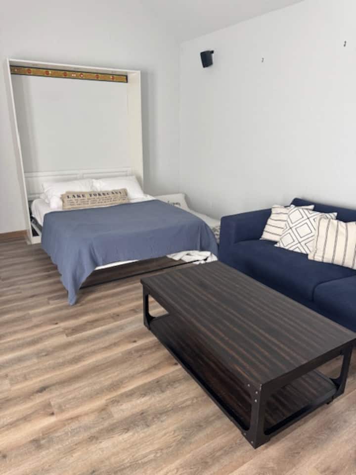 غرفة النوم رقم 3 - سرير بحجم كوين مع مرتبة مفردة على الأرض وأريكة.