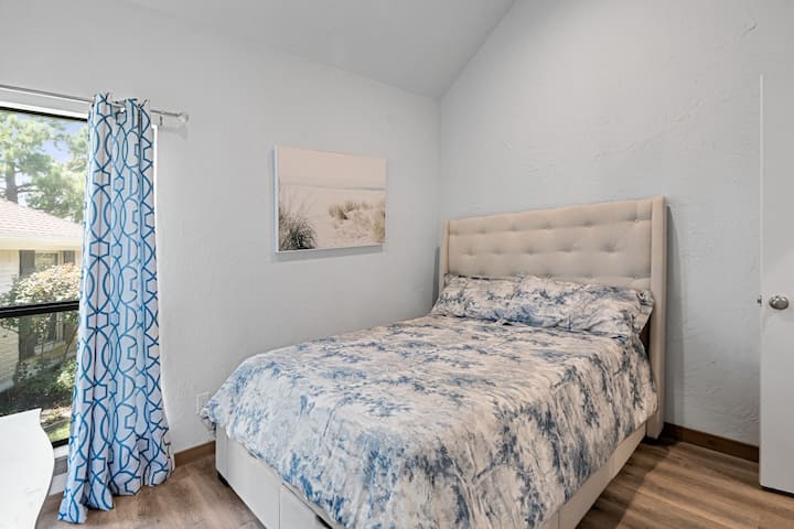 غرفة النوم رقم2 - سرير بحجم كبير.