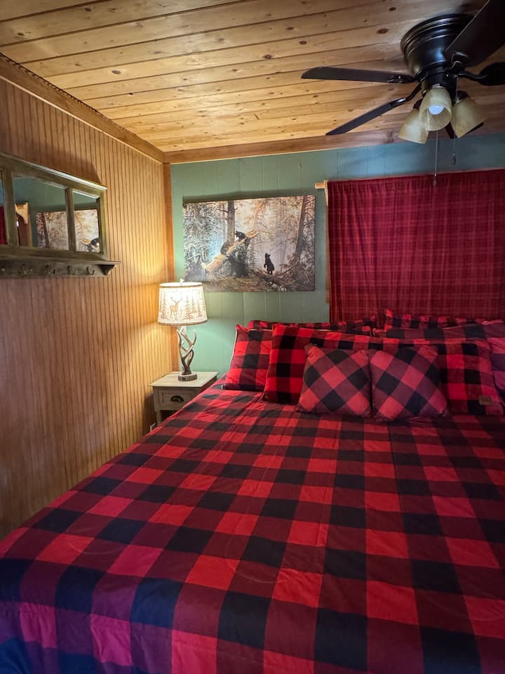 Გიგანტური, კომფორტული მეფე იმ დასასვენებლად მთის დილა...