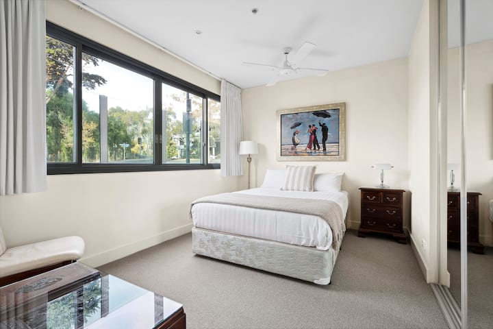 Spálňa 2 veľké manželské postele