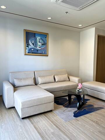 403: Luxury 2Beds 2Bath Pool & Gym, BTS City View gallery image 3