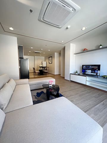 403: Luxury 2Beds 2Bath Pool & Gym, BTS City View