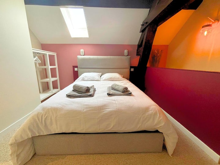 Appartement 2 / 4 personnes / étage 1 & 2 : CHAMBRE ( à l'étage) 
- lit Queen size
- penderie
- accès SDB & toilettes