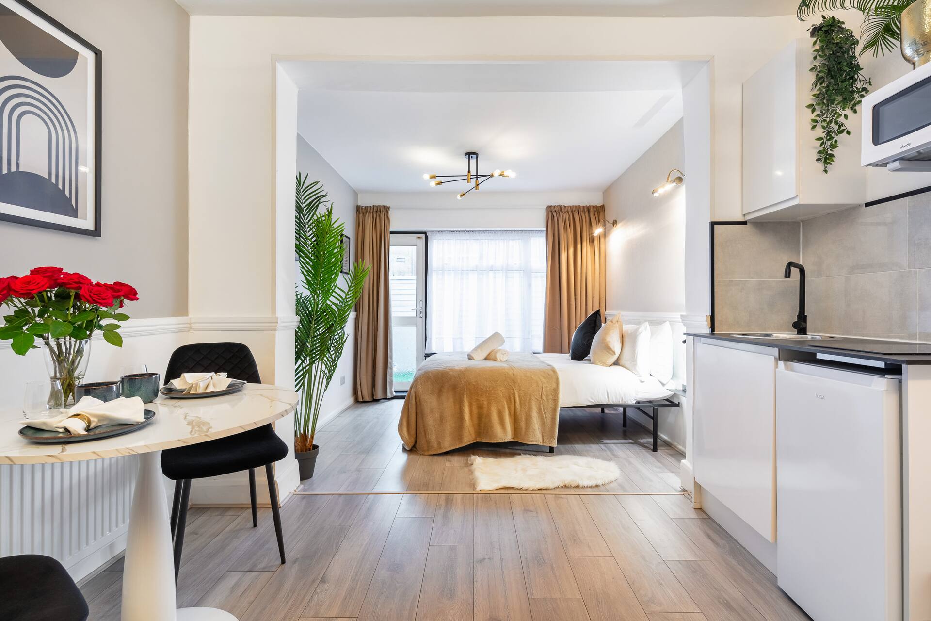 85.2 - Modern Boutique Apt with Private Garden