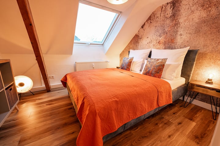 ☆ Unser Queen-Size-Bett ist mehr als nur eine Schlafstätte. Es ist ein Ort der Geborgenheit und des Rückzugs, an dem du dich einkuscheln und die Seele baumeln lassen kannst ☆