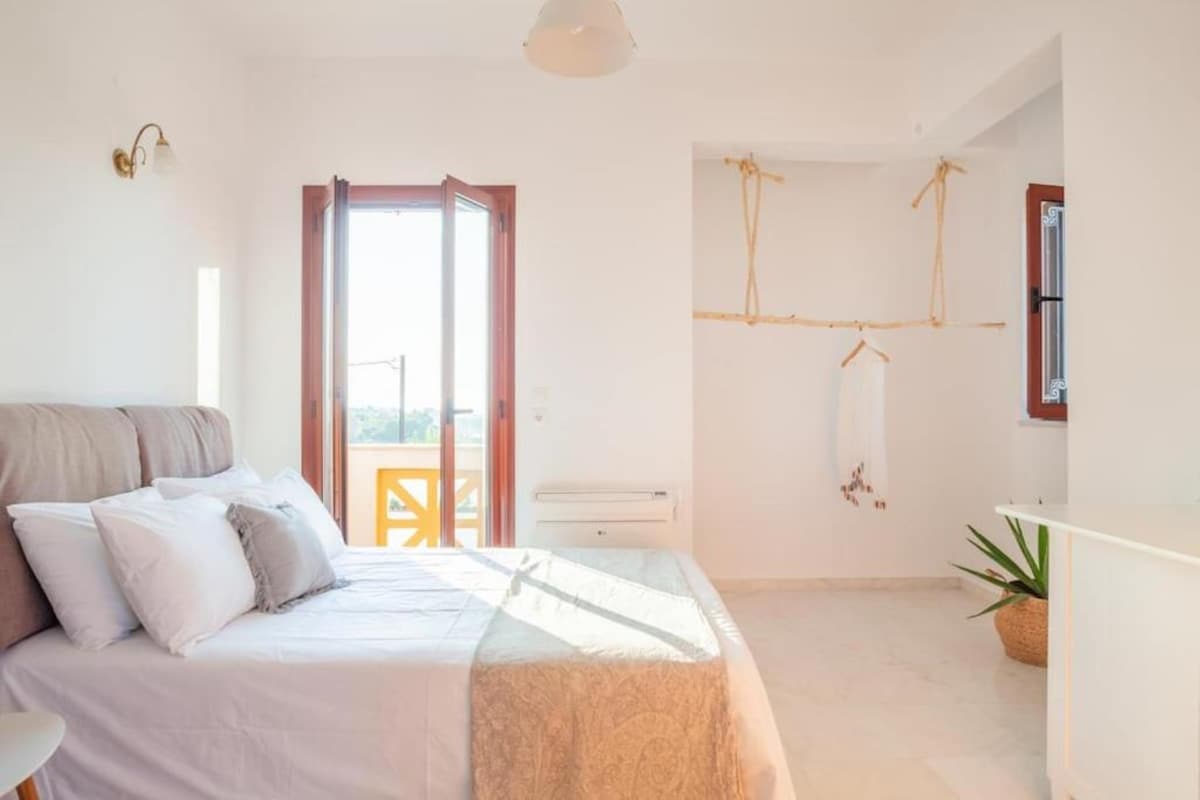 Dvojlôžková izba na prízemí s priamym prístupom na balkón.