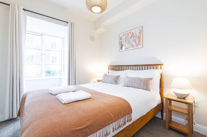 Trendy & Quiet Designer Home Beside Guinness gallery image 5