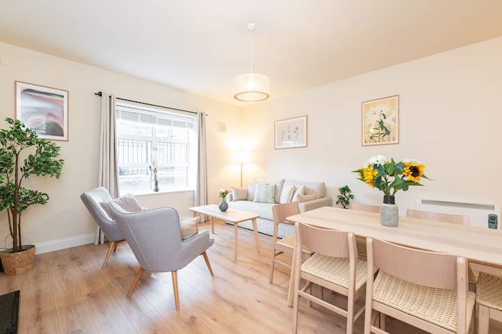 Trendy & Quiet Designer Home Beside Guinness