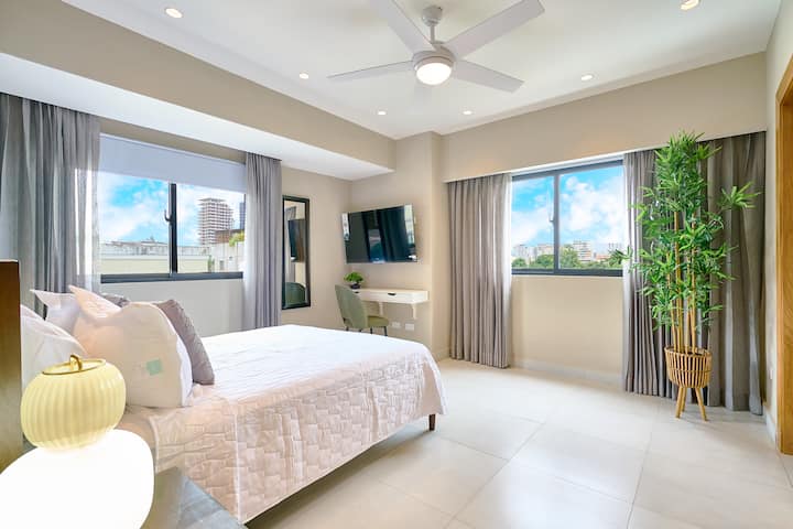 Зашеметяващата спалня разполага с луксозно легло с размер QUEEN, матрак от висок клас, климатик, вентилатор на тавана, затъмнени завеси, околни светлини, просторен килер, смарт телевизор, бюро, красива гледка към града и луксозна баня с душ за дъжд.