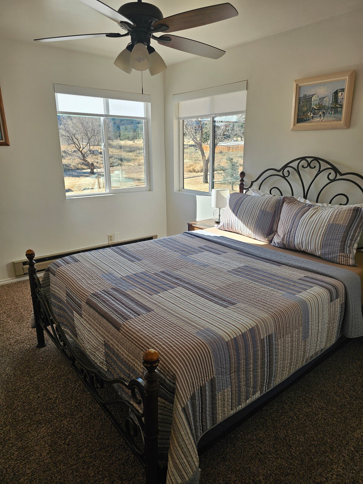 חדר שינה שלישי, מיטת קווין. הכניסה היא דרך חדר השינה השני *