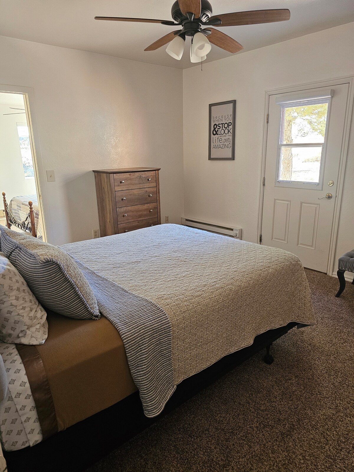 חדר שינה שני, מיטת קווין סייז.  *שימו לב שהצד השמאלי של התמונה הוא הדלת לחדר השינה השלישי.