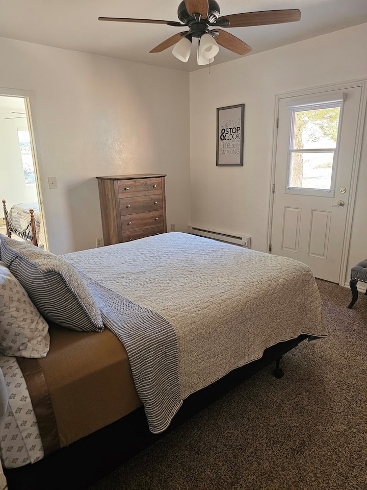 Მეორე საძინებელი. Queen საწოლი.  *გაითვალისწინეთ, რომ სურათის მარცხენა მხარე მე-3 საძინებლის კარია.