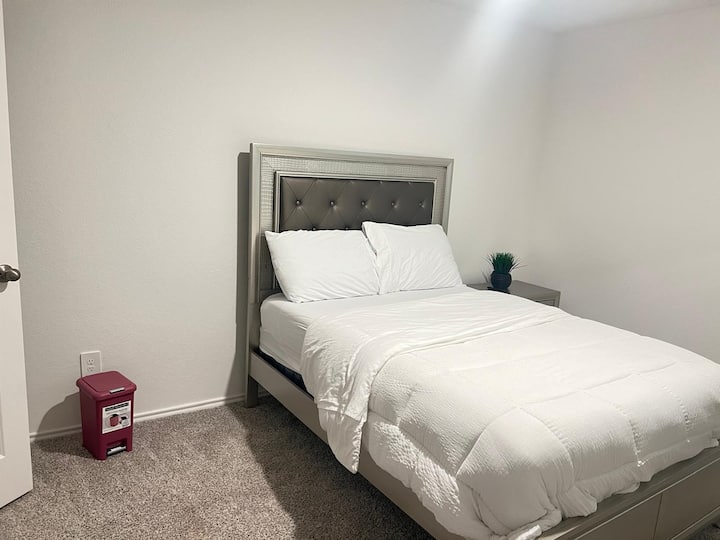 Šarmantna spavaća soba s osobnim detaljima i ugodnom udobnošću.