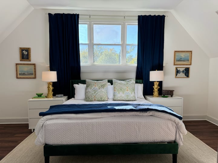 מיטת קינג סייז נוחה עם מצעים מרובים שמתאימים לכל חדר שינה. שתי שידות לילה משמשות לשידות כדי להחזיק את הבגדים שלכם, אבל בחדר יש גם ארון גדול. בחדר יש מאוורר תקרה עם אור מעומעם יותר. 