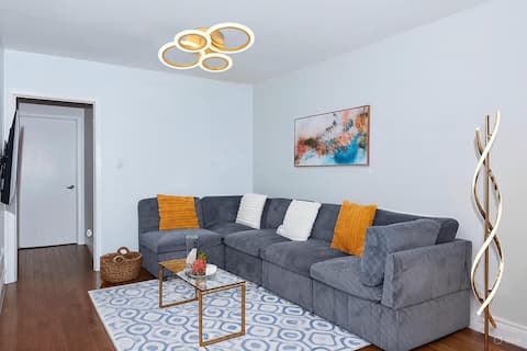 Modern Haven: King Size Bed & Own Parking