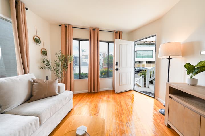 Cozy Beachside Home Steps From The Sand - Redondo Beach, CA