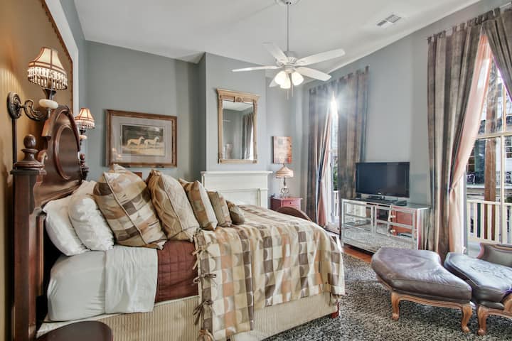 ห้องนอนที่ 2 มีห้องน้ำส่วนตัวและระเบียงที่หันหน้าไปทางถนนเบอร์เบิน 