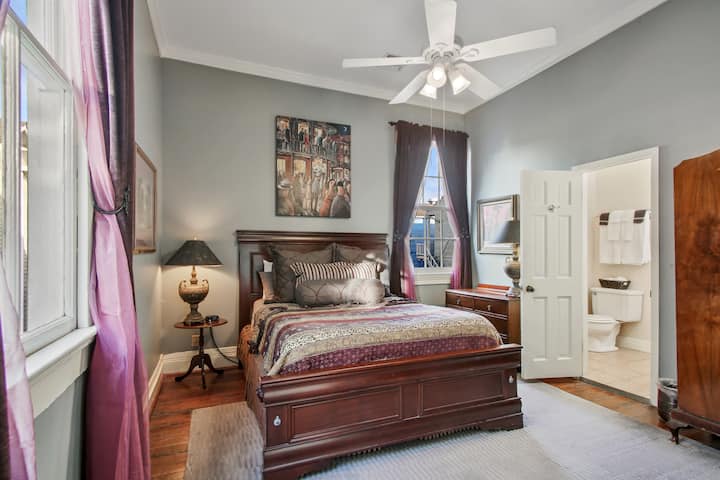 ห้องนอนที่ 3 พร้อมห้องน้ำส่วนตัวและวิวศาลาสวนหลังบ้าน