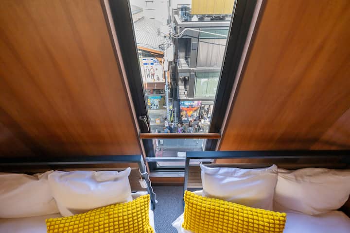 Zo spálne na 4. poschodí môžete vidieť zhon ulice Takeshita.Malebný výhľad.V Tokiu je niekoľko hotelov s týmto výhľadom.Príďte a vychutnajte si tento špeciálny výhľad.(Upozorňujeme, že v tejto spálni nie sú žiadne závesy, takže ráno môžete prebudiť oslnenie.Pochopte to.)