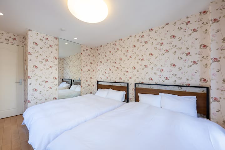 Spálňa na treťom poschodí.Z okna tejto izby môžete tiež vidieť zhon ulice Takeshita.Táto izba má tiež šatník a celoplošné zrkadlo.