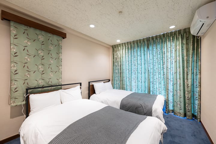 Toto je spálňa na ulici Takeshita na 2. poschodí.Z tejto izby môžete tiež vidieť zhon ulice Takeshita.