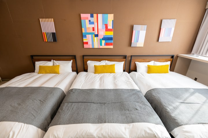 Spálňa na druhom poschodí je obrátená na uličku oproti ulici Takeshita.K dispozícii sú 3 dvojposteľové postele a 1 futonový matrac.Môžeme ubytovať 7 osôb.