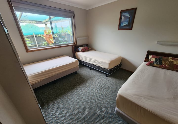 Საძინებელი 2 - სამი ერთადგილიანი საწოლი, ქვედა თეთრეული, ბალიშები, საწოლის სათავსო, თავზეხელაღებული ფლუორესცენტული განათება, ხალიჩის იატაკი, უშუქო ფარდა.