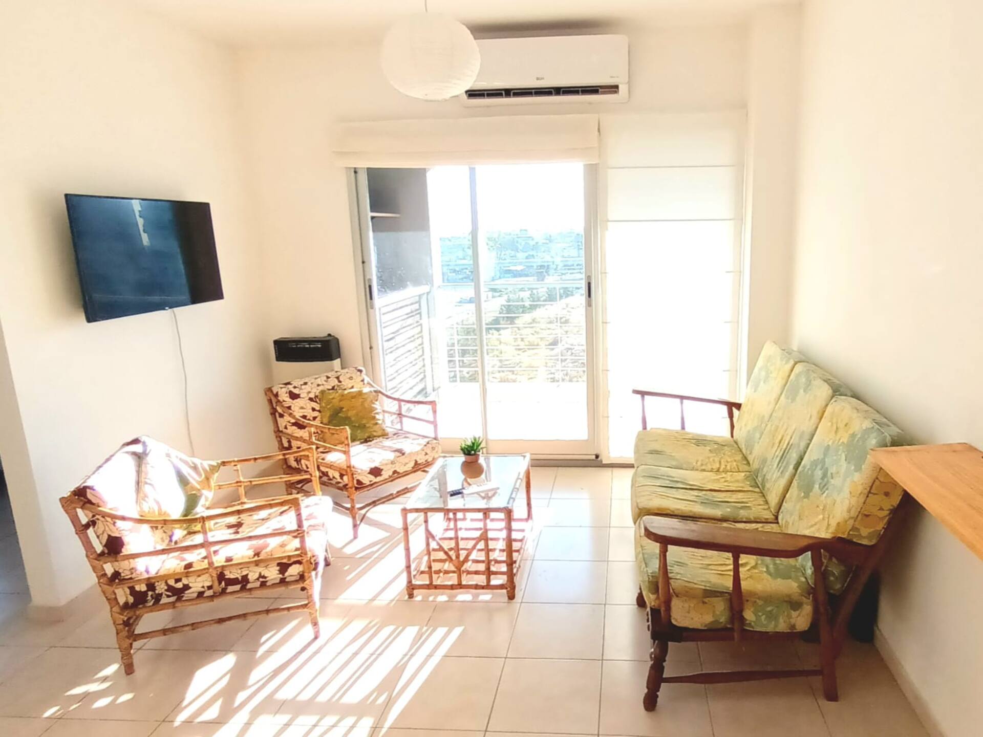 A bright apartment with two bedrooms and furnished