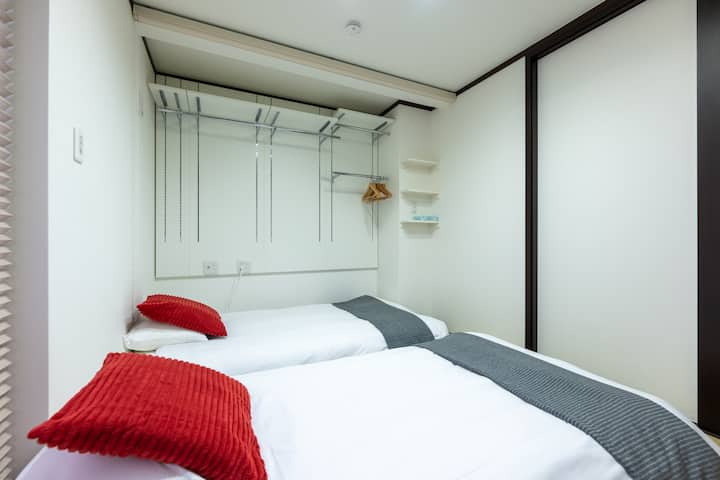 בחדר השינה הרביעי יש 2 מיטות יחיד בחדר בסגנון טטאמי יפני.מזרני המיטה הם הטובים ביותר עם סליל כיס כפול בעובי 26 אינץ'.ליהנות מנוחות שינה כמו מלון יוקרתי.