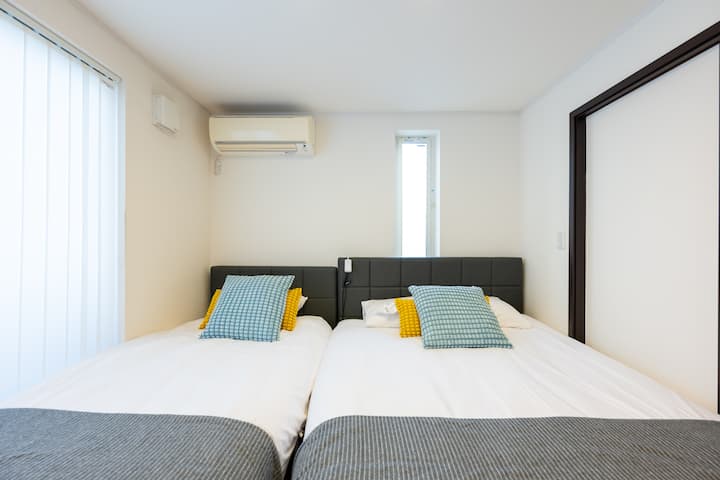 בחדר השינה השני יש מיטה זוגית אחת ומיטה זוגית אחת.מזרני המיטה הם הטובים ביותר עם סליל כיס כפול בעובי 26 אינץ'.ליהנות מנוחות שינה כמו מלון יוקרתי.(שימו לב שהתריסים בחדר הזה אינם חוסמים את האור, כך שאתם עלולים להתעורר לאור.אנא הישארו איתנו.)