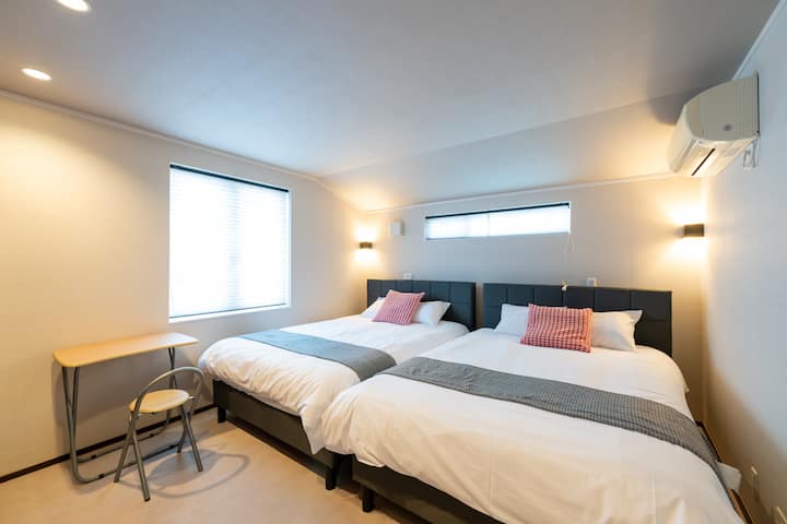 בחדר השינה הראשי נספק לכם שתי מיטות זוגיות.מזרני המיטה הם הטובים ביותר עם סליל כיס כפול בעובי 26 אינץ'.ליהנות מנוחות שינה כמו מלון יוקרתי.(שימו לב שהתריסים בחדר הזה אינם חוסמים את האור, כך שאתם עלולים להתעורר לאור.אנא הישארו איתנו.)