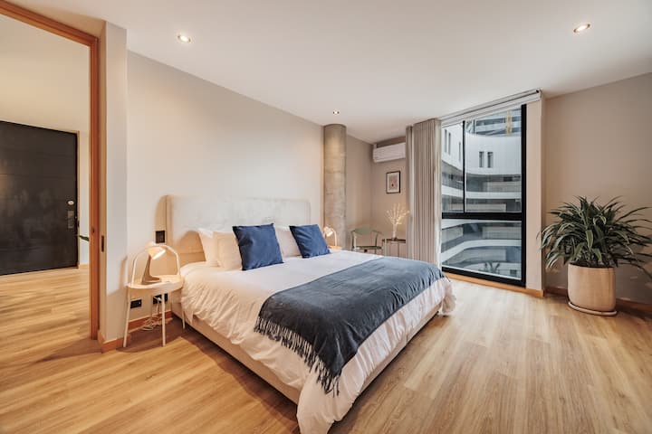 ห้องพักกว้างขวางและอบอุ่น
พักผ่อนบนเตียงนอนสบายๆ ในที่พักที่สว่างและหรูหราพร้อมเครื่องปรับอากาศ เหมาะสำหรับการพักผ่อนหลังจากการผจญภัยมาทั้งวัน