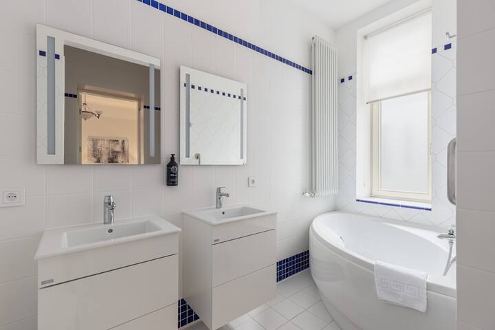 Group-Friendly Old Town Apartment gallery image 5