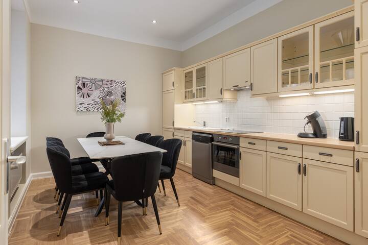 Group-Friendly Old Town Apartment gallery image 4