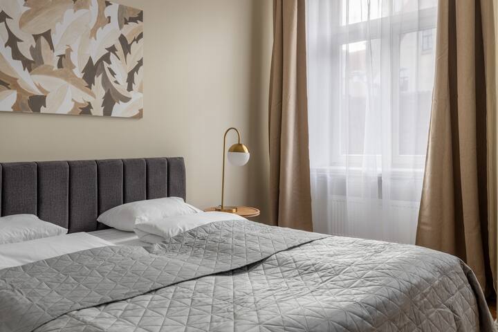 Group-Friendly Old Town Apartment gallery image 3