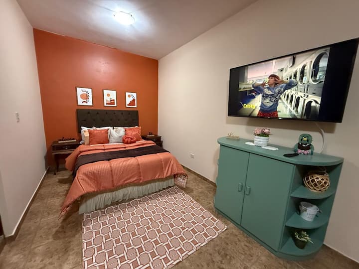 חדר 2 עם חדר רחצה פרטי, מיטה זוגית אחת, מיטת יחיד אחת, ספת מאוורר ניידת עם 2 מושבים, שמיכות וכריות נוספות, מקום לאחסון בגדים, טלוויזיה חכמה עם נחלים ואפלה בווילונות.