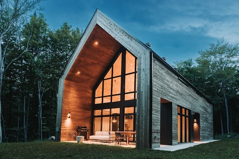 Luxurious Forest Getaway with Spa – Near Tremblant