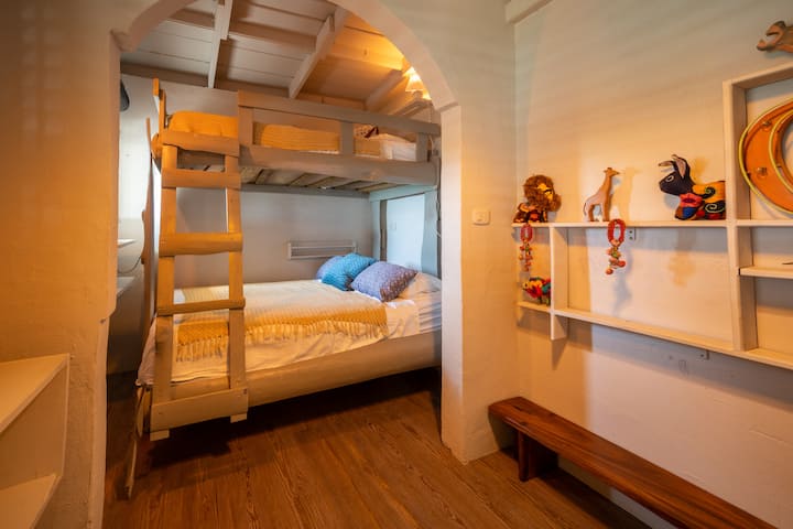 Tretia spálňa s poschodovou posteľou (dvojlôžková a jednolôžková).