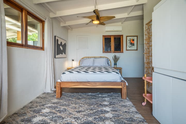 Druhá spálňa s manželskou posteľou a vlastnou kúpeľňou.