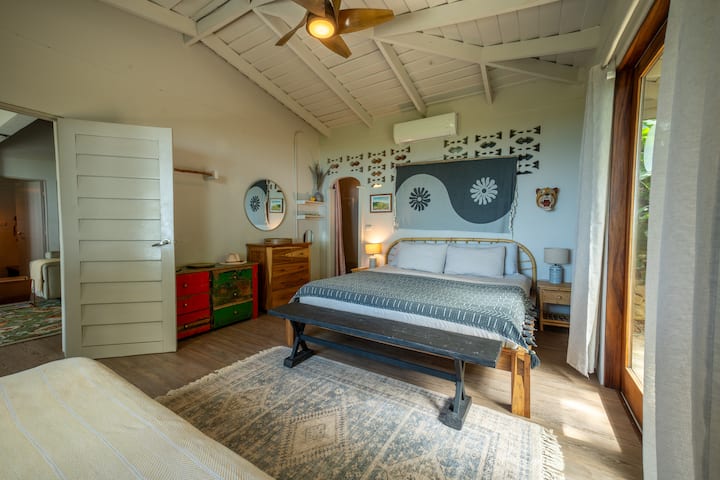 Hlavná spálňa s manželskou posteľou King a vlastnou kúpeľňou.