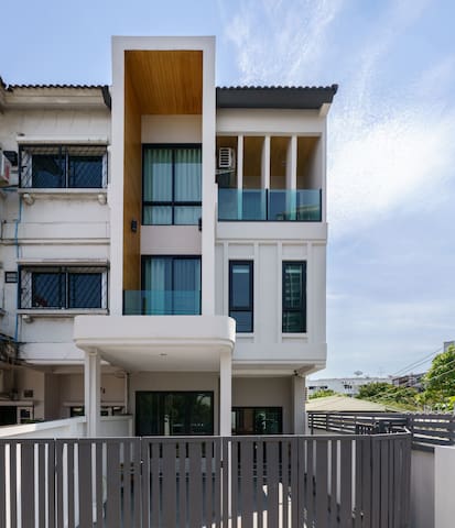 Modern Contemporary 200m BTS / 4BR / 10min Ekamai gallery image 2