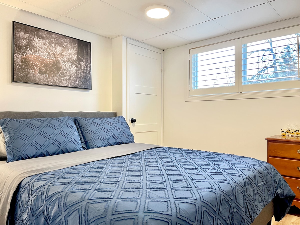 الاسترخاء والعمل في راحة: غرفة نوم مريحة مع سرير متوسط الحجم ونافذة مشرقة ومكتب وخزانة ومرآة ومصباح ليلي. ملاحظة: قد تختلف ملاءات السرير وأغطية الألحفة من حيث اللون أو النمط، ولكن جميع البياضات نظيفة وجديدة وجاهزة لإقامتك.