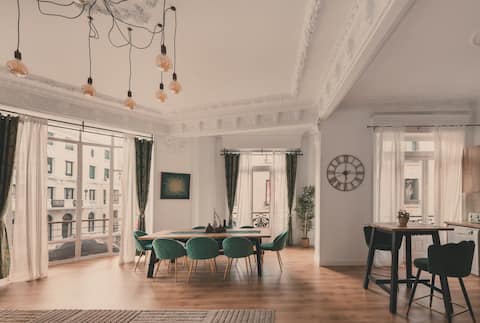 Anuncio de Airbnb popular: 8 rooms, 6 bathrooms over Gran Via Street en Centro