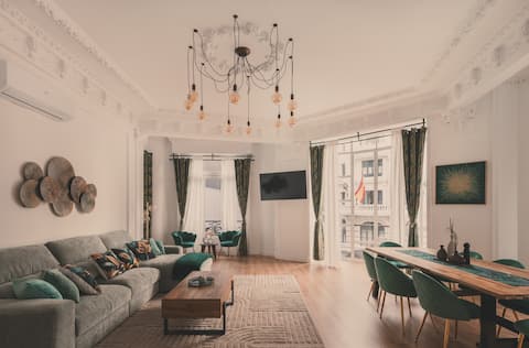 8 rooms 6 bathrooms over Gran Via st (Madrid ctr)