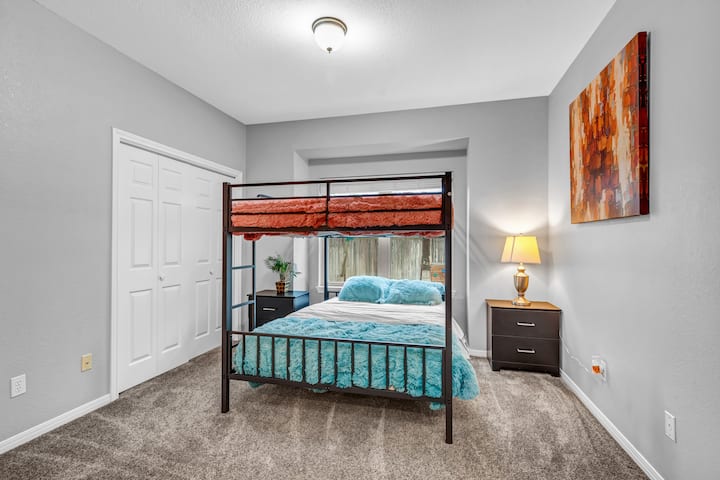 Kitanda cha Ghorofa chenye Vitanda Viwili vya Queen Juu na Chini