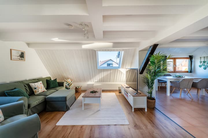 90 m² Duplex · 2 King Beds · Free Parking