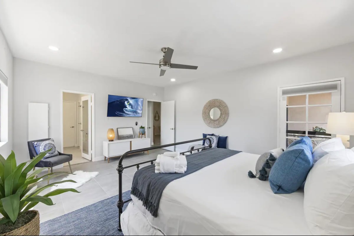 主卧配备加大双人床、套房主卫生间和壁挂电视