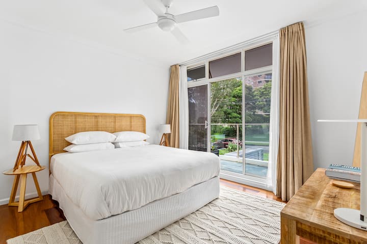 Chambre principale avec lit king, balcon privé, salle de bain attenante, dressing, miroir mural pleine longueur et espace de travail dédié

Climatiseur central, ventilateur de plafond et chauffage au mazout