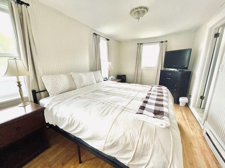 გამოიძინეთ მყუდროდ ამ დიდ საწოლზე, რომელზეც ახალი მატრასი დაგხვდებათ.  